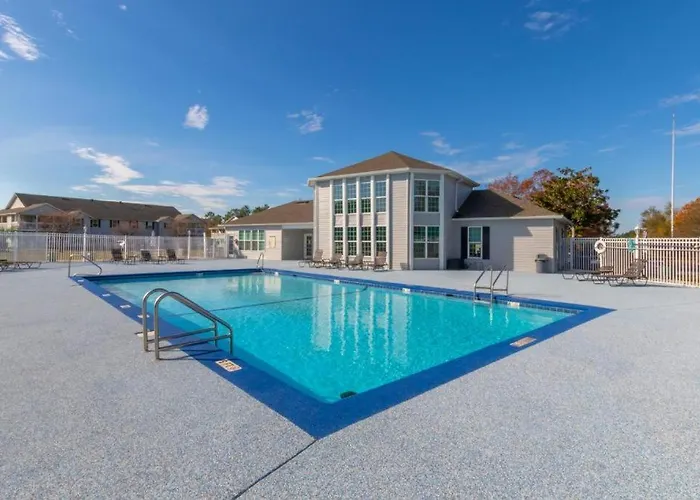 Charming With Luxe Amenities Less Than 10 Minutes From The Gulf Shores
