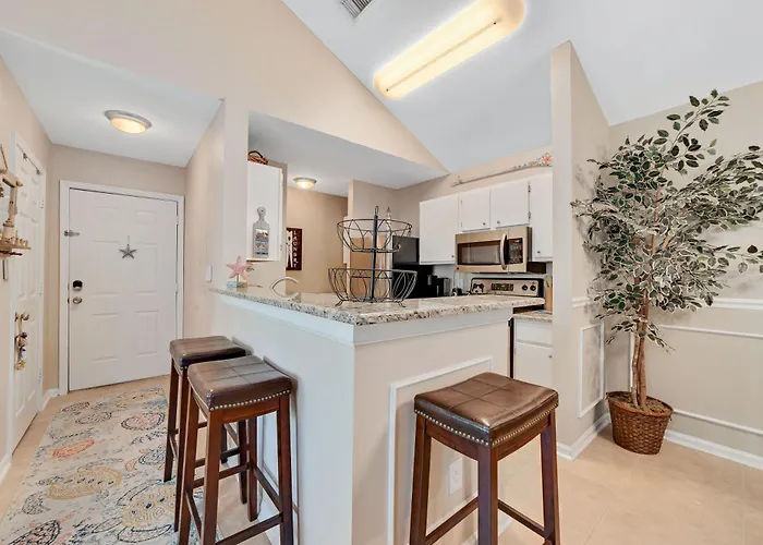 Charming With Luxe Amenities Less Than 10 Minutes From The Holiday home