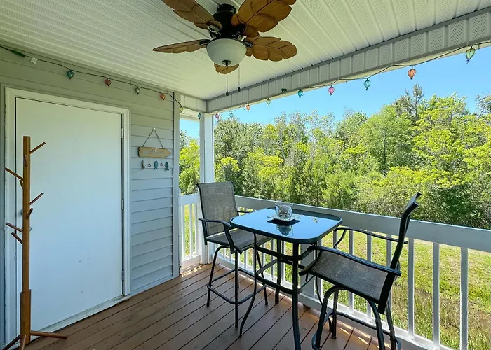 Holiday home Charming With Luxe Amenities Less Than 10 Minutes From The