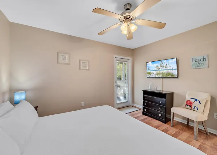 Charming With Luxe Amenities Less Than 10 Minutes From The Holiday home