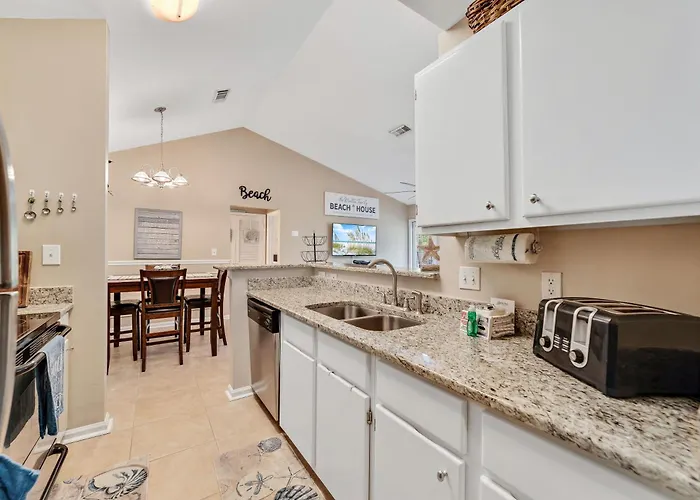 Charming With Luxe Amenities Less Than 10 Minutes From The Holiday home
