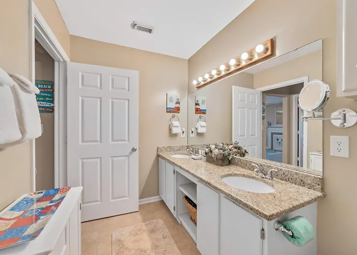 Holiday home Charming With Luxe Amenities Less Than 10 Minutes From The