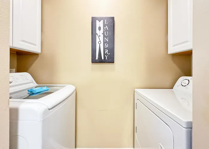 Holiday home Charming With Luxe Amenities Less Than 10 Minutes From The