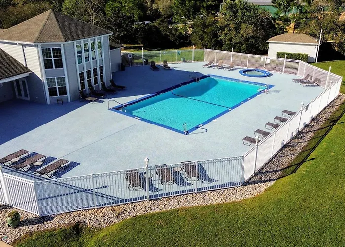 Charming With Luxe Amenities Less Than 10 Minutes From The Gulf Shores