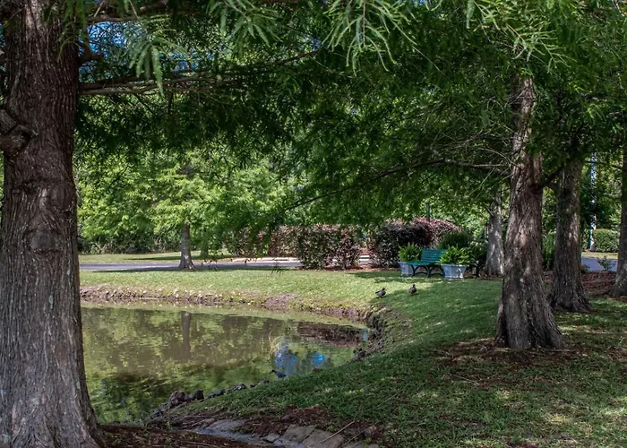 Charming With Luxe Amenities Less Than 10 Minutes From The * Gulf Shores