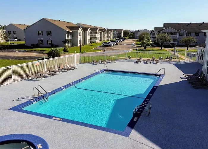 Charming With Luxe Amenities Less Than 10 Minutes From The Holiday home