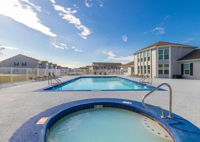 Charming With Luxe Amenities Less Than 10 Minutes From The Gulf Shores