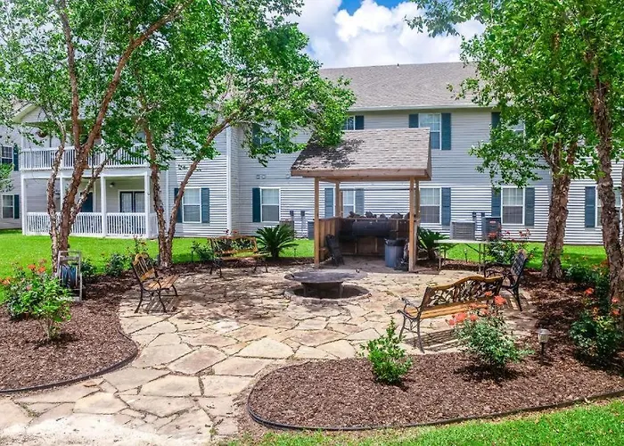 Charming With Luxe Amenities Less Than 10 Minutes From The Holiday home Gulf Shores