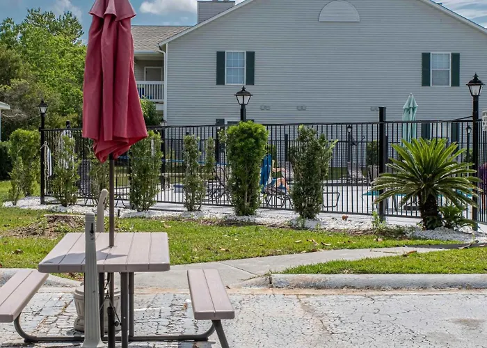 Charming With Luxe Amenities Less Than 10 Minutes From The * Gulf Shores