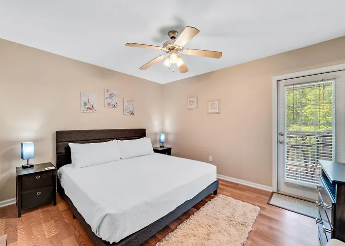 Holiday home Charming With Luxe Amenities Less Than 10 Minutes From The