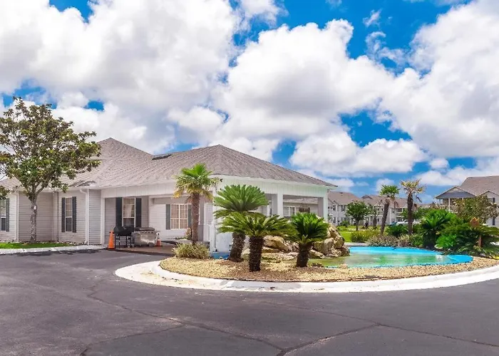 Charming With Luxe Amenities Less Than 10 Minutes From The * Gulf Shores