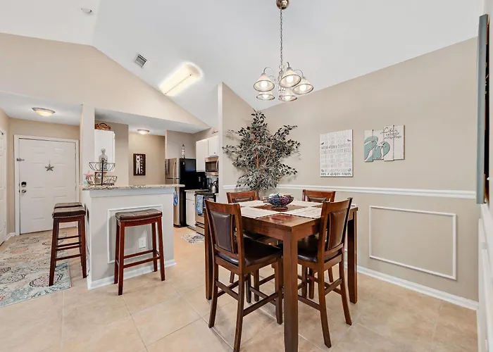 Charming With Luxe Amenities Less Than 10 Minutes From The Holiday home Gulf Shores
