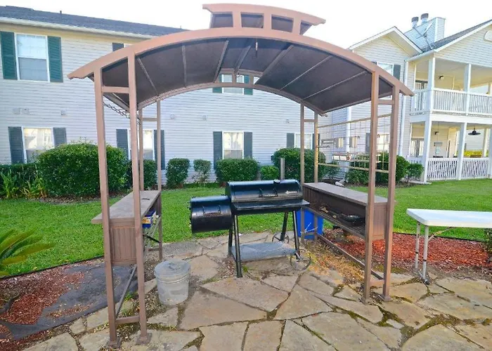 Charming With Luxe Amenities Less Than 10 Minutes From The Holiday home